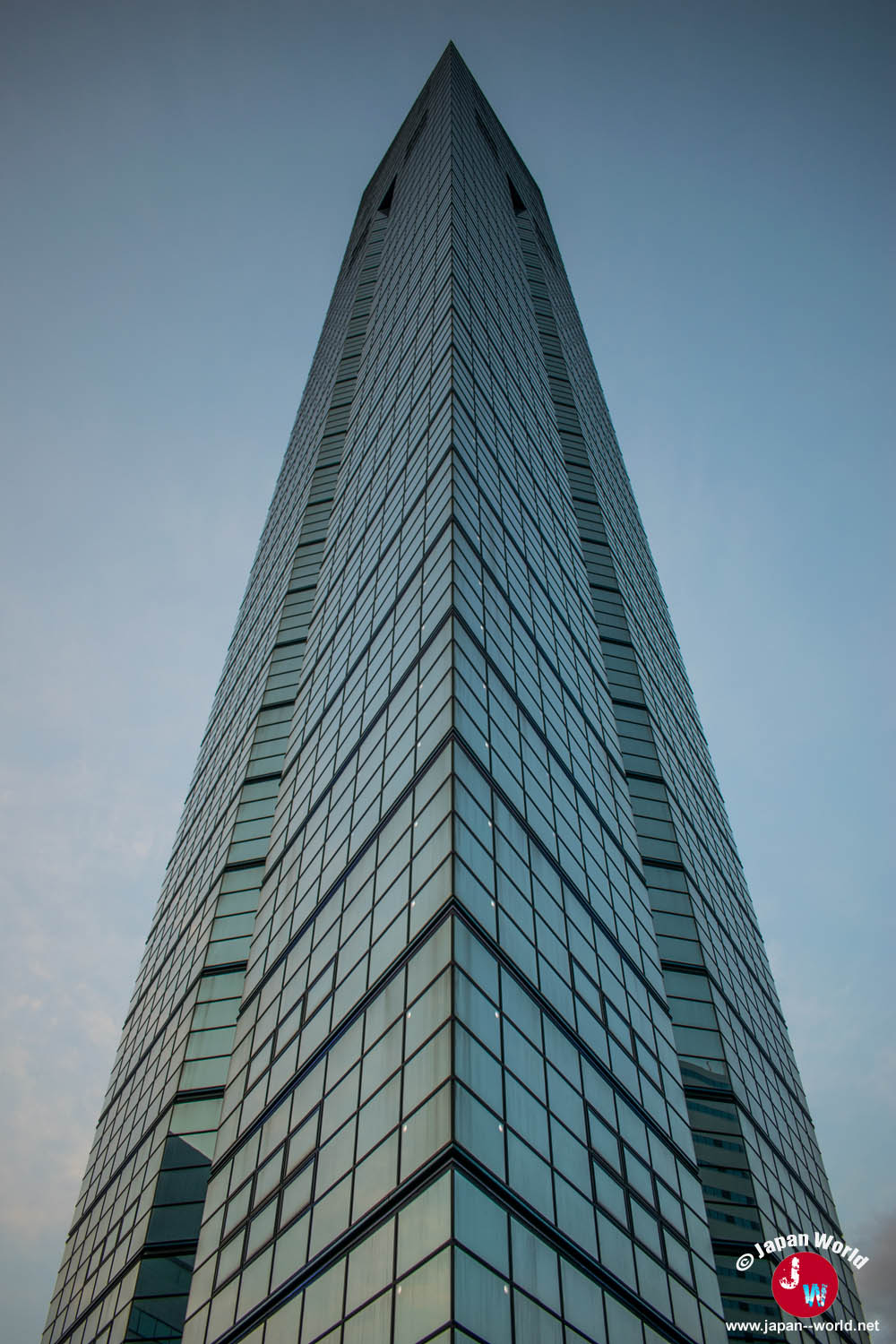 Façade vitrée de la Fukuoka Tower vue en contre-plongée